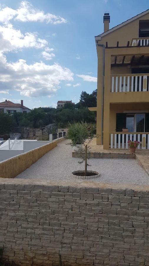 Apartment Azaleja Sali Exterior photo